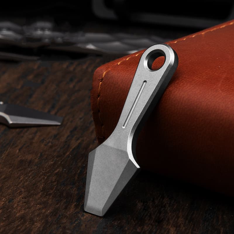 Mini Titanium Pry Bar Convenient Carry Keychain Necklace Pendant  Carry Small Titanium Key Chain Multitool Prybar for Keys