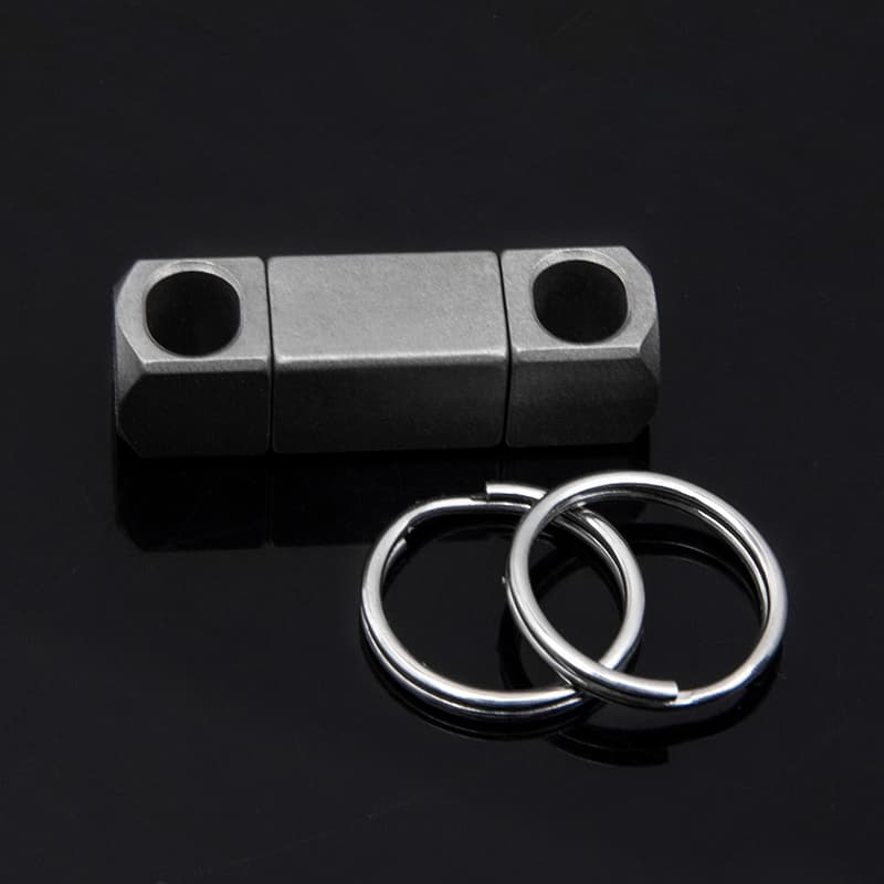 Multifunctional Titanium Alloy Keychain Pendant Fashionable Outdoor Portable Utility Keychain with Rotation Car Gadget